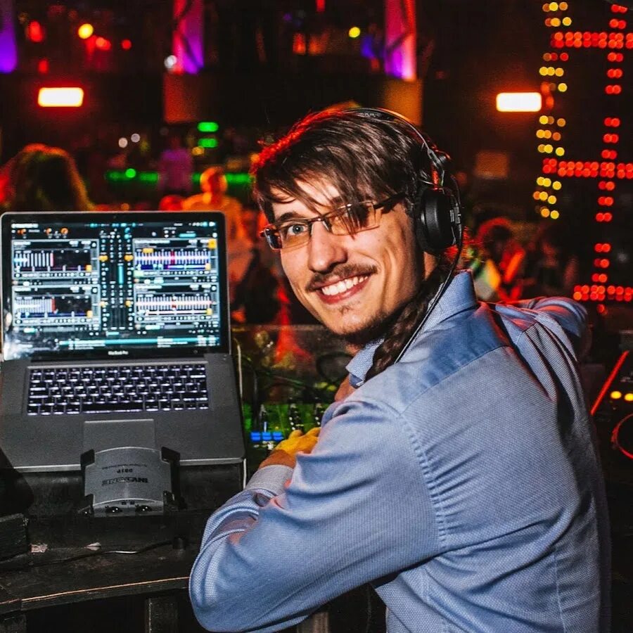 Лучшие диджеи москвы. Илья трифанов покер. Андрей романов ведущий. Матч тв арена. Илья трифанов.