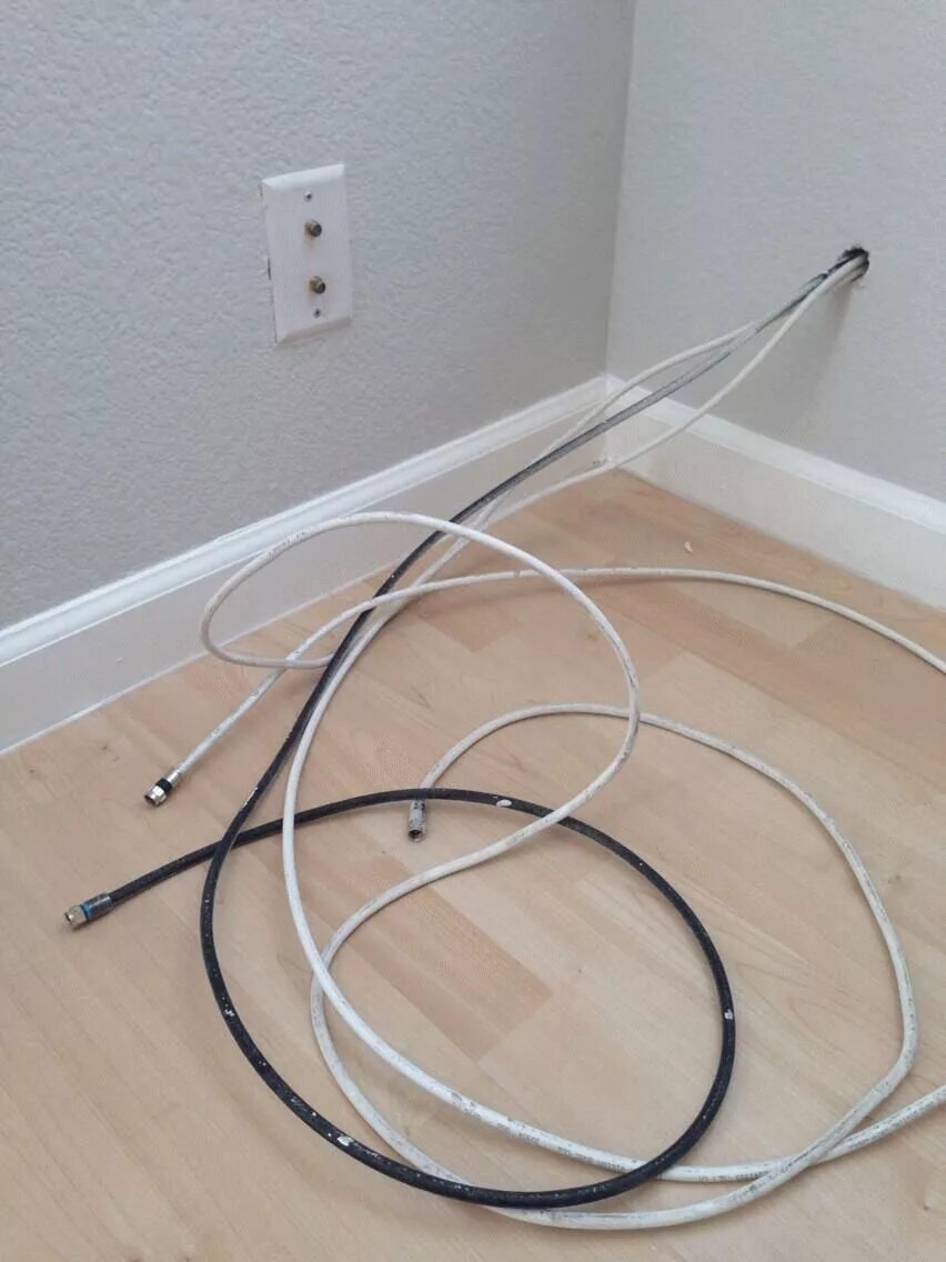 Интернет кабель для дома. Прокладка интернет кабеля в квартире. Прокладка антенного кабеля в квартире. Прокладка кабеля для телевизора в квартире. Прокладка кабелей к телевизору.