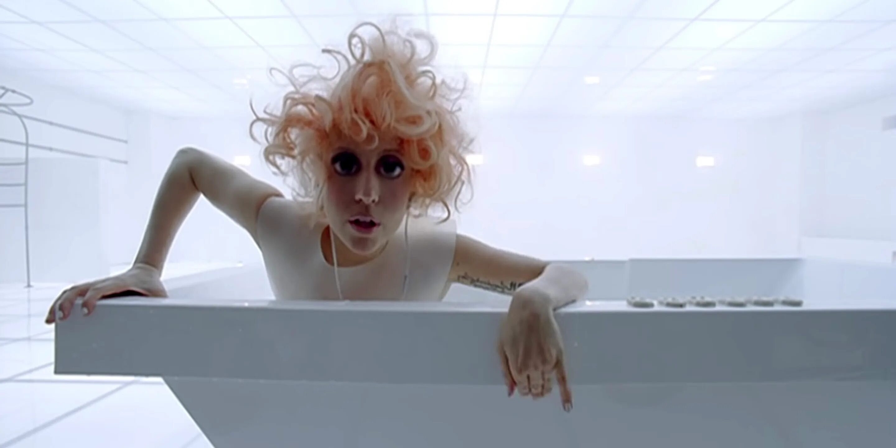 Кто снимался в клипе леди гага алехандро. Romance lady gaga. Lady gaga bad romance. Lady gaga disease клип. Lady gaga disease клип.