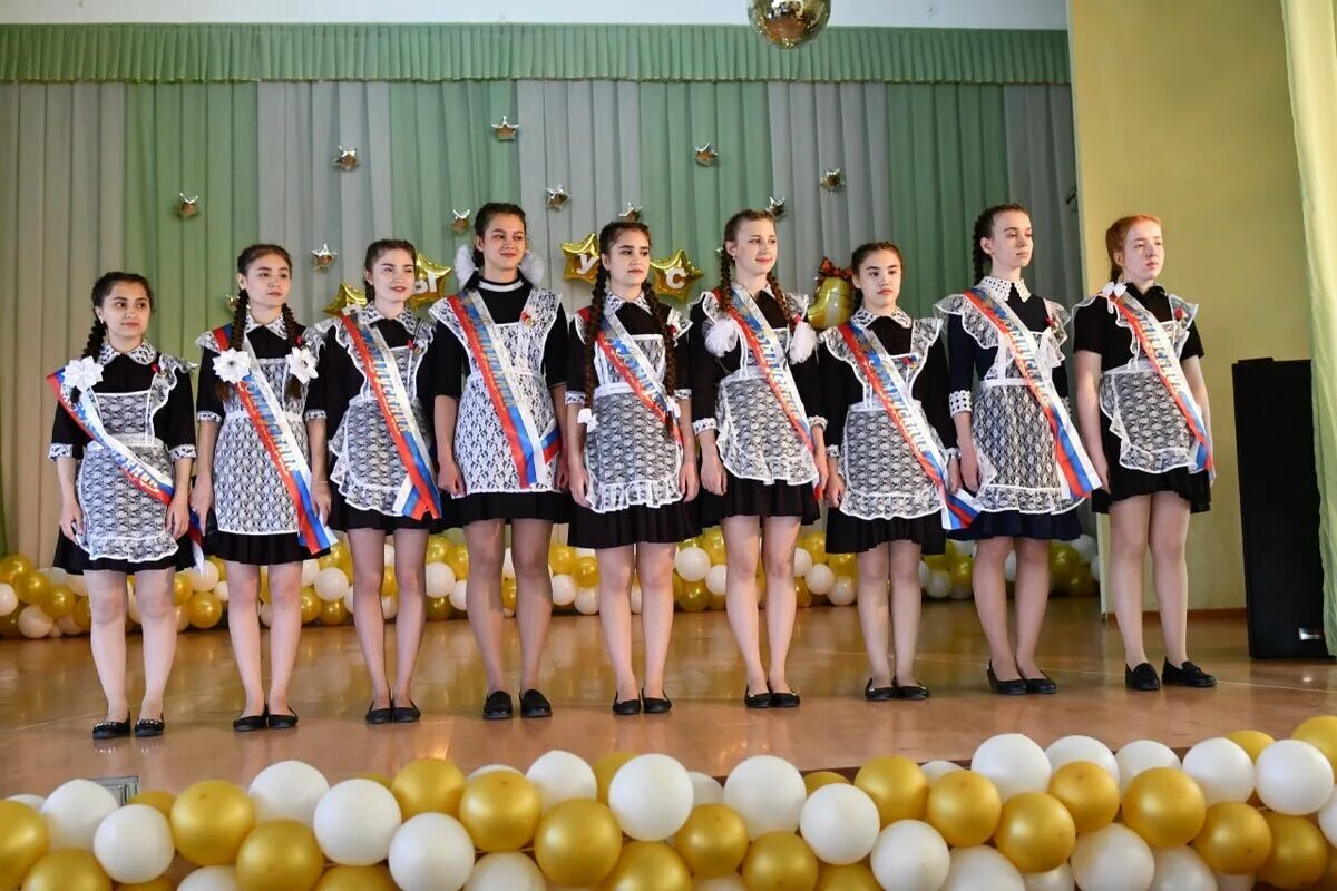Сценарий последнего звонка 11 класс 2025 год. Последний звонок 11 класс. выпускница школы. выпускницы 11 класса. выпускницы 9 класса.