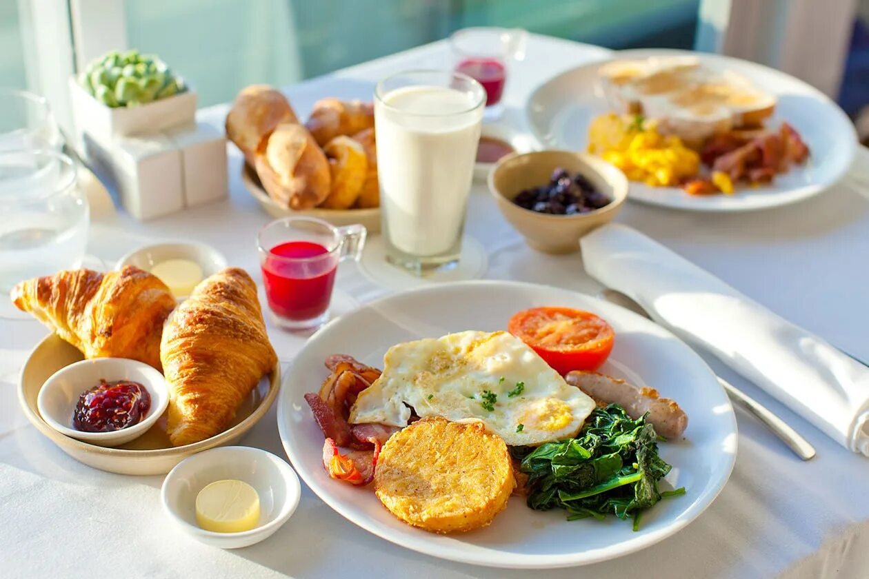 The morning she has breakfast. Завтрак. Вкусный завтрак. Красивый завтрак. Европейский завтрак.