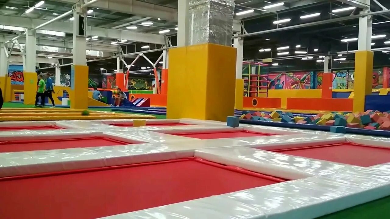 Батутный центр в самаре. Батутный центр самара московский. батутный парк самара тц московский. тц московский батутный центр. батутный центр атмосфера самара.