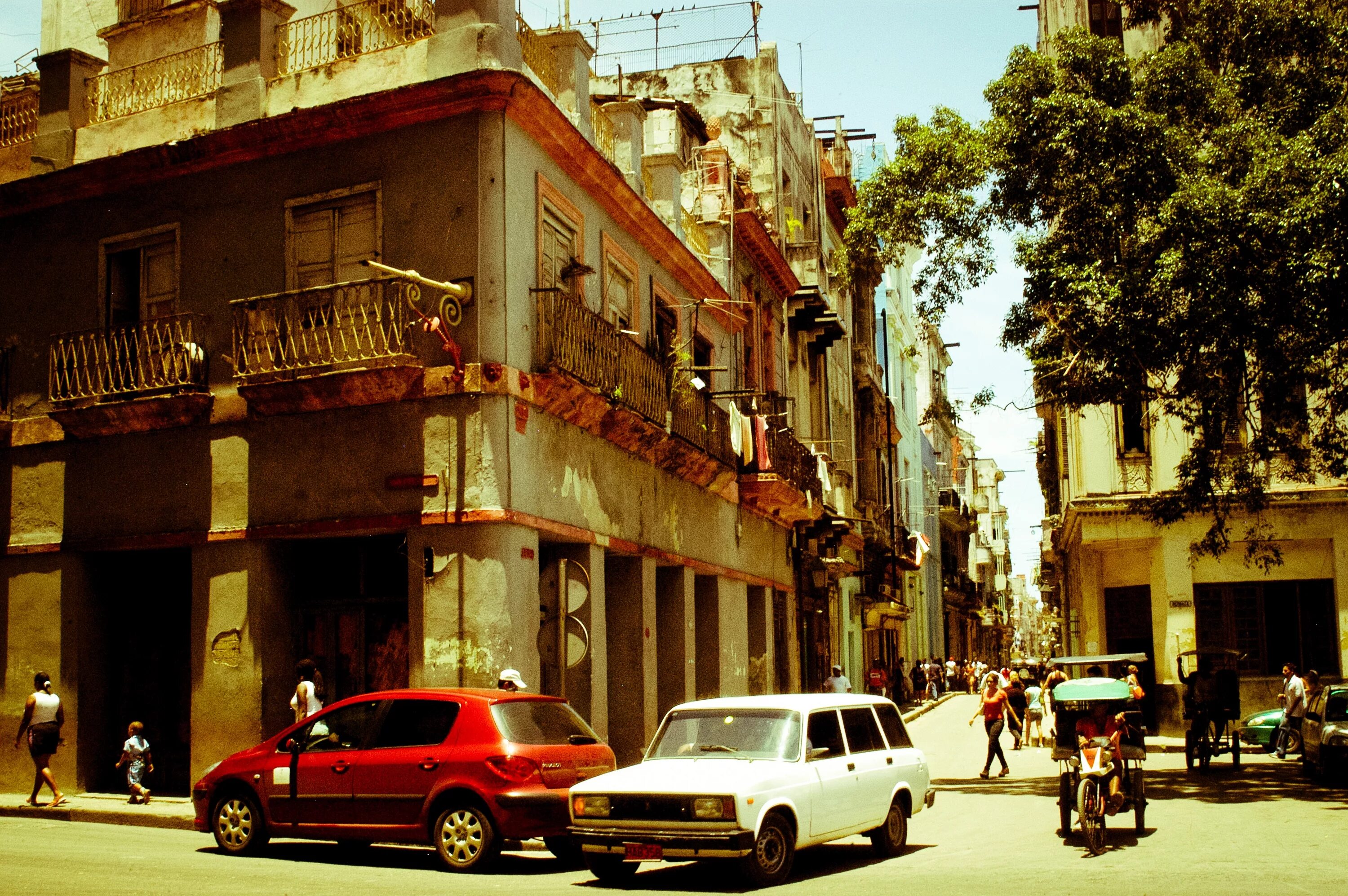 Кубинские города. Куба Гавана улочки. Куба Гавана улицы. Старая Гавана Куба. Сьюдад-де-ла-Гавана.