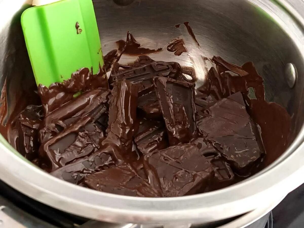 Растопленный шоколад. Плавление шоколада. Шоколад для растопки. Растопление шоколада.