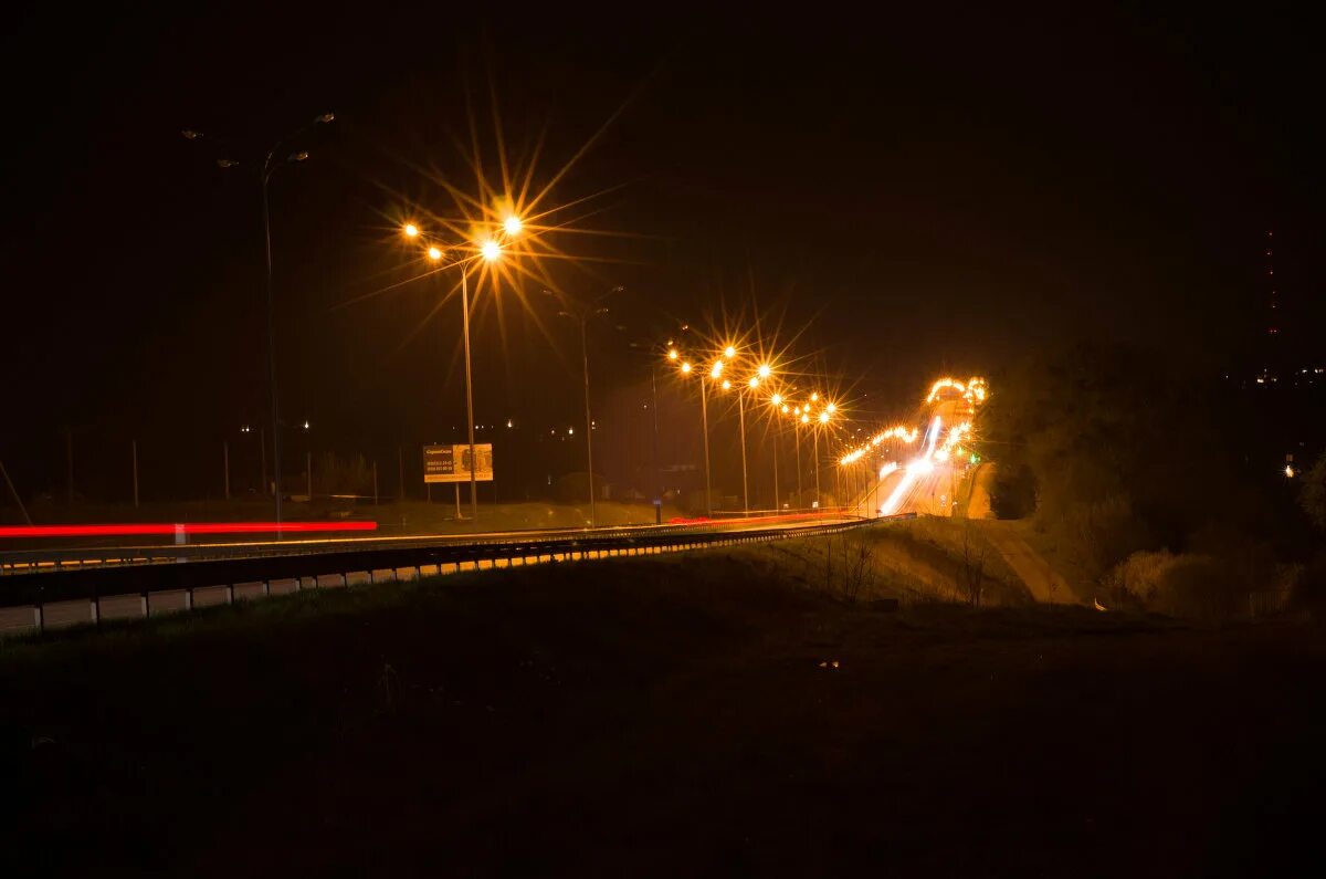 постер "ночное шоссе". мы где то на ночном шоссе мам. темная дорога. рисунок черно белый ночное шоссе. дорога ночью.