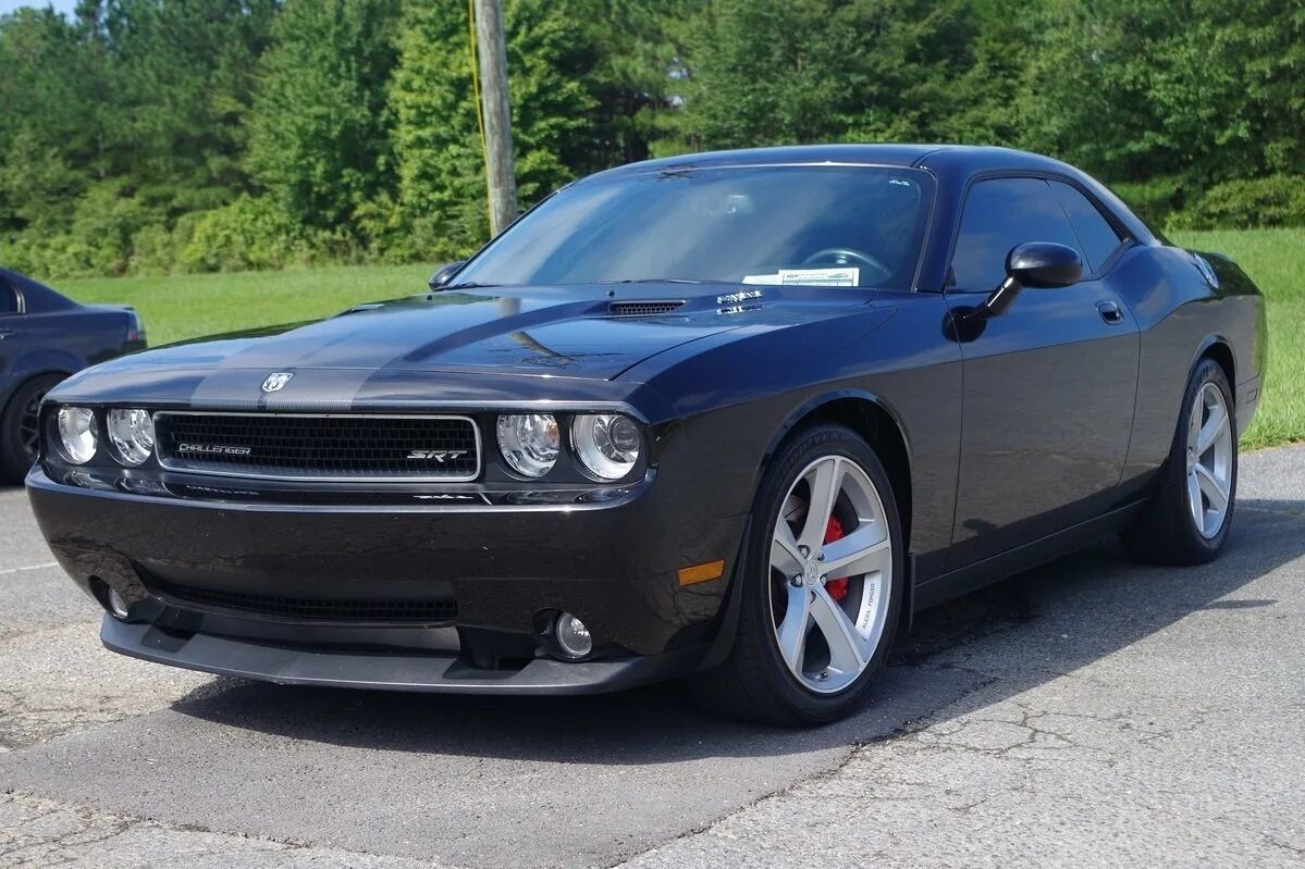 Дочь челленджер. Dodge Challenger 2010. Dodge Challenger srt 2010. Додж Челленджер купе. Додж Челленджер 3.5.