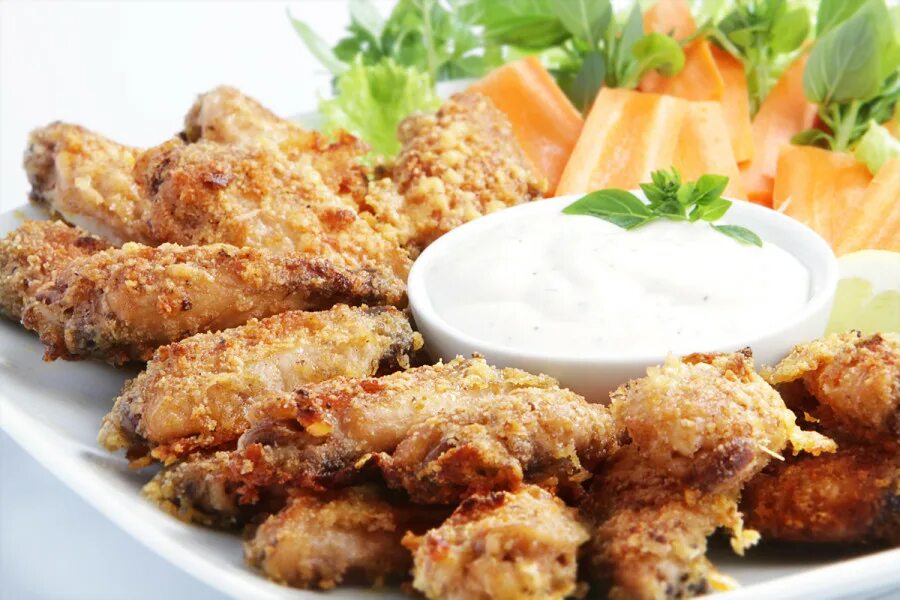 Хрустящие куриные крылышки с картошкой. Крылышки с сыром пармезан. куриные крылышки пармезан. куриные крылышки с сыром пармезан в духовке. крылья куриные.