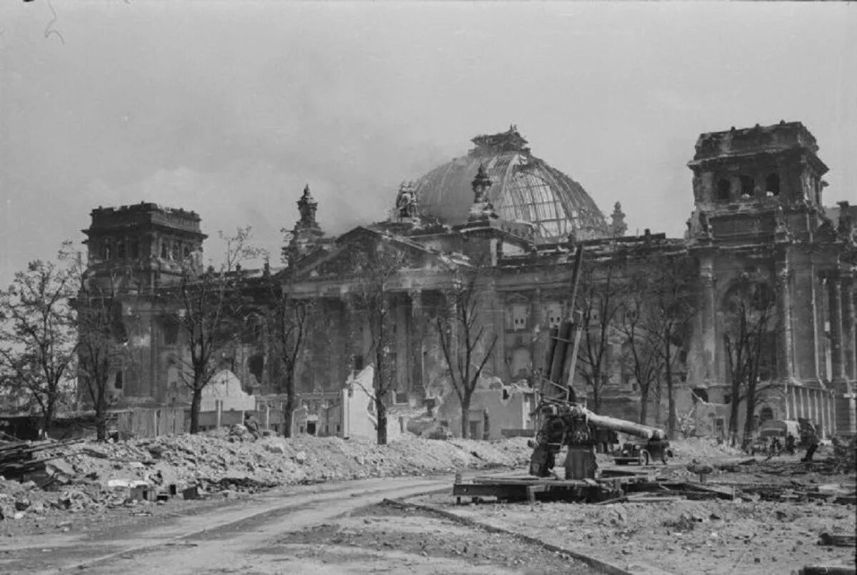 Рейхстаг в Берлине 1945. Германия Берлин Рейхстаг разрушенный. Разрушенный Рейхстаг 1945. Поверженный Берлин 1945.