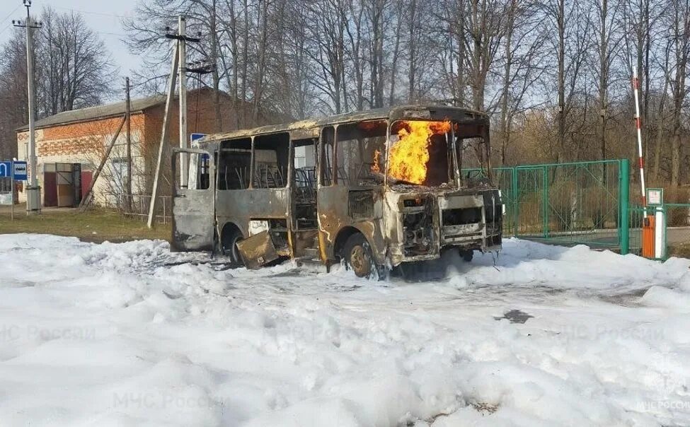 Сгорел школьный автобус. Сгоревший школьный автобус. сгоревший автобус паз. автобус для детей.