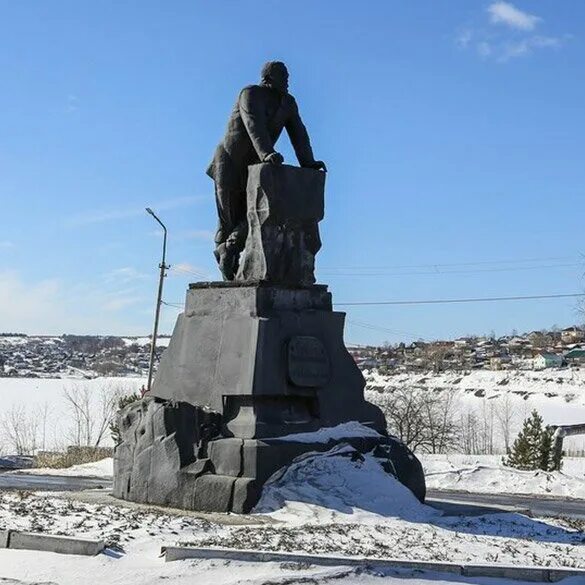 Шувалов лысьва. Памятник графу Шувалову в Лысьве. Памятник Шувалову Лысьва. Памятник п. п. Шувалову Лысьва.