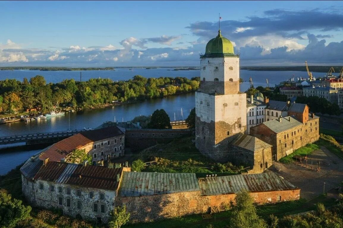 Выборгский замок достопримечательности. Выборгский замок Выборг. Крепость Выборгский замок. Замковый остров Выборг. Средневековый замок в Выборге.