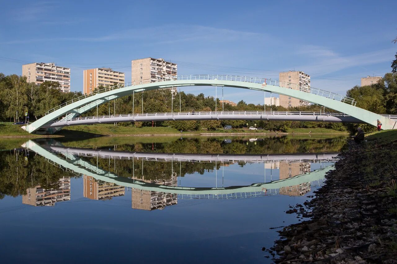 Пешеходные мосты в москве. Черкизовский пруд мост. Пешеходный мост Воскресенск. Черкизовский парк Москва Черкизово мост. Мост через Черкизовский пруд.