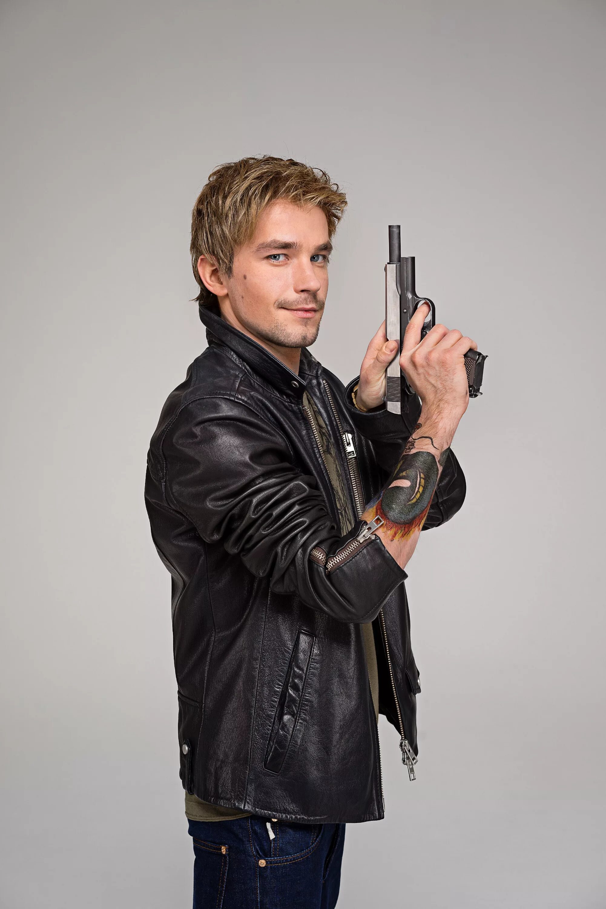 телефон главный герой. ровер фильм 2014. пол атрейдес дюна 2021. дэмиэн льюис миллиарды. нокиа матрица 8110.