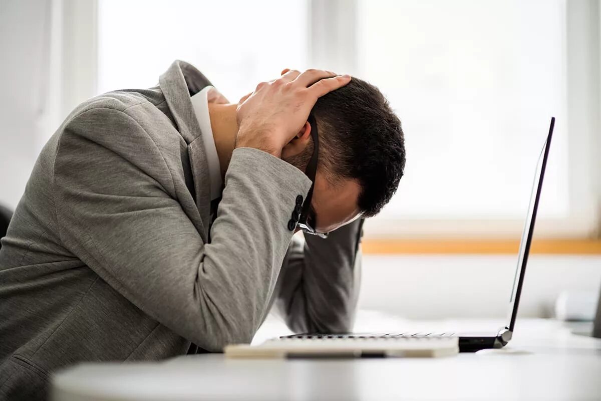 Can be stressful. Переутомление. Бизнесмен устал. Усталый бизнесмен. Мужчина в стрессе.