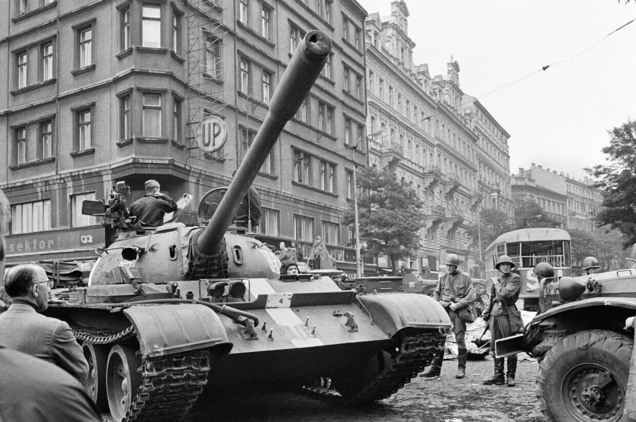 Советские танки в Праге 1968. Советские войска в Праге Чехословакия 1968.