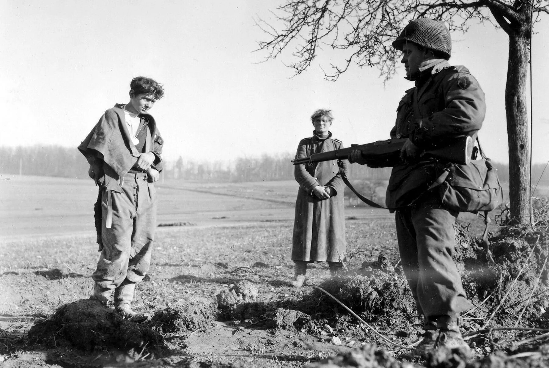 Хендехох. Кривошеин расстрелянные бойцы РККА 1941 1945. Немецкие солдаты сдаются в плен 1945. Солдаты вермахта 1941 год расстреливают красноармейцев. Пленные немецкие солдаты 1945.