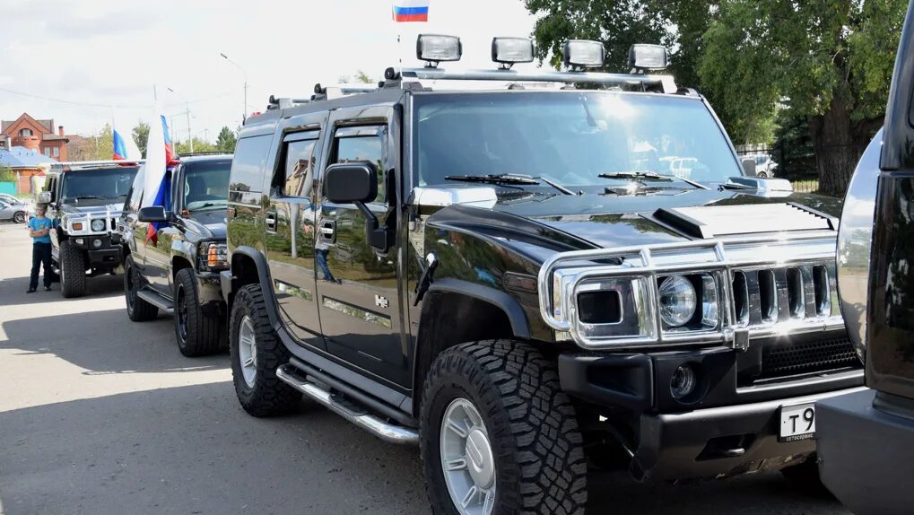 Hummer club. Хаммер омск. Хаммер х3. Лимузин в омске труповозка. Hummer h3 полный привод.