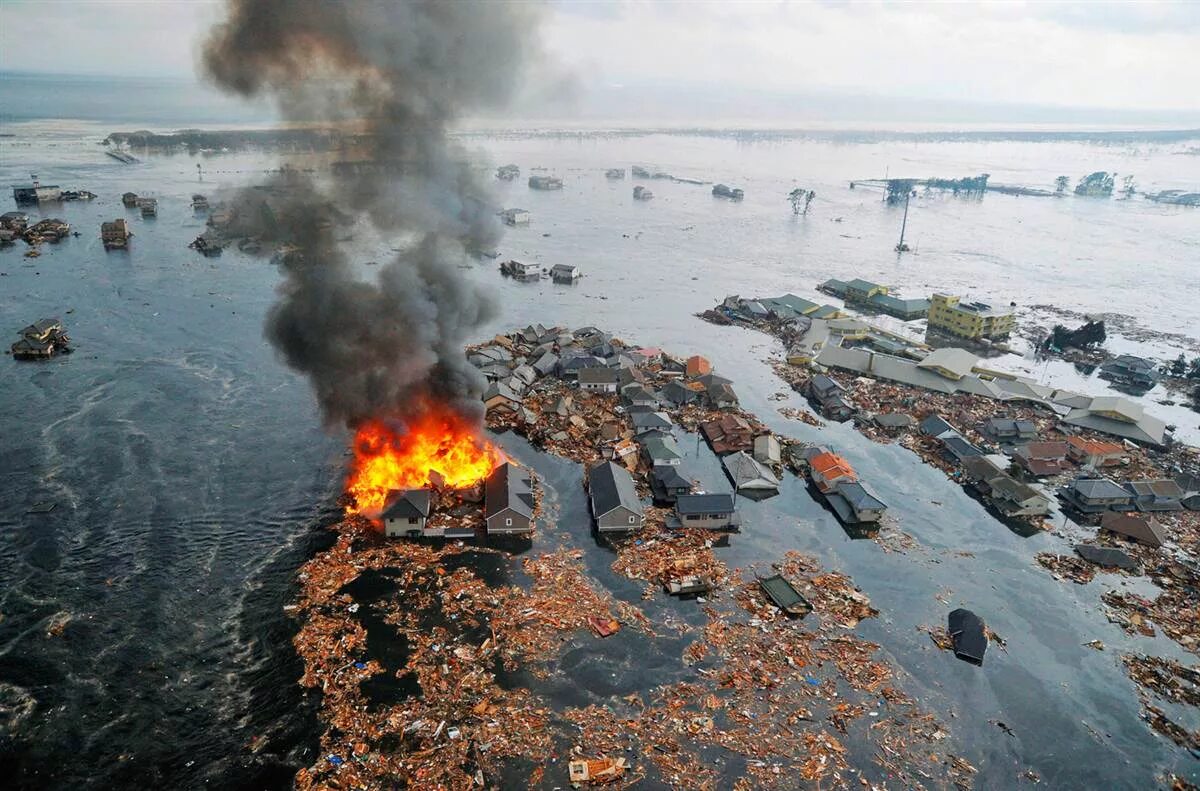 Потерпевшее бедствие. Япония 2011 землетрясение и ЦУНАМИ. Землетрясение и ЦУНАМИ В Японии в 2011 году.