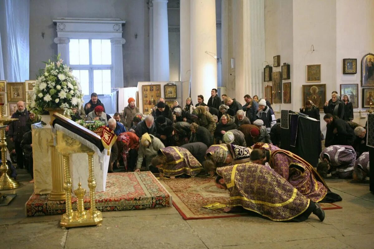 Храм Тихона Донской монастырь. Коленопреклоненные молитвы в Великий пост. Земной поклон в храме.