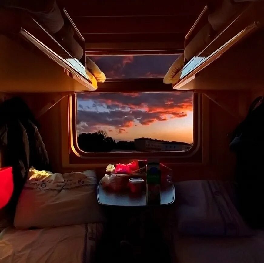 Плацкарт ночью. Вид с окна поезда. Плацкарт зимой. Сапсан плацкарт. Окно вагона поезда.