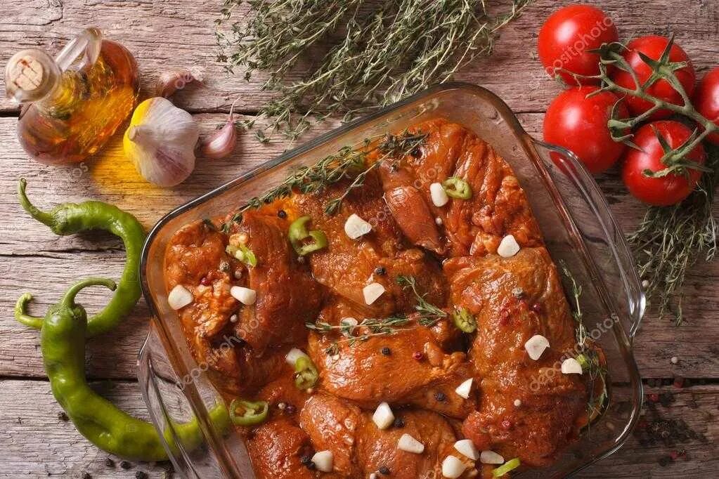 Специи для маринования свинины. Мясо в маринаде для шашлыка. Специи для маринования свинины. Пиреправа для шашлик. Мясо для шашлыка свинина.