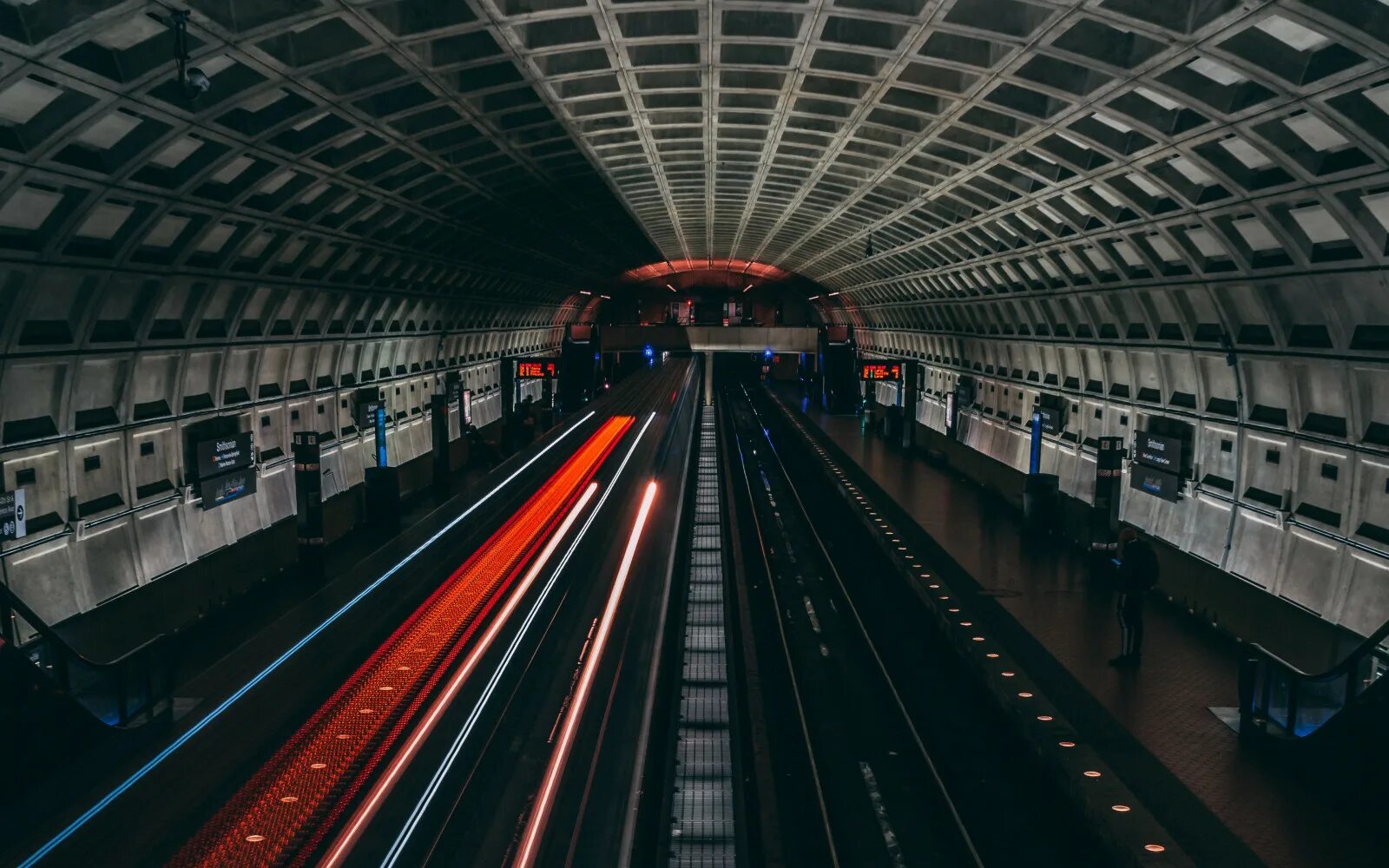 Станция вокзал Вашингтонского метрополитена. Тоннель метро. Поезд в тоннеле. Станция андеграунд.