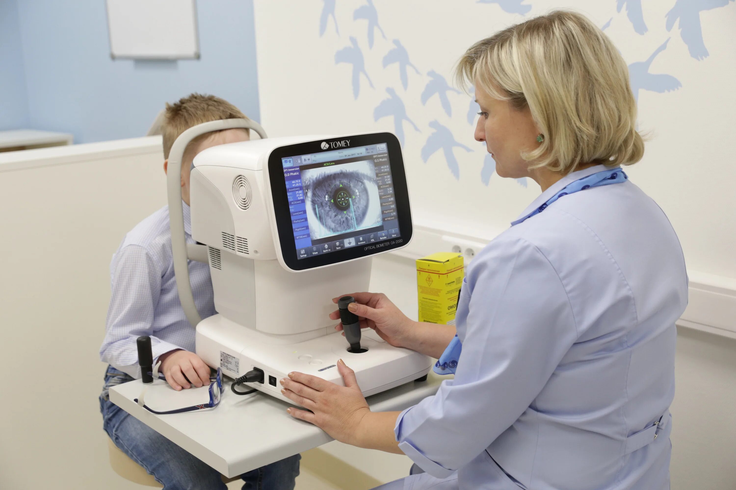 Включи где проверяют. Аппарат для проверки зрения. Рефрактометрия глаза. Проверка зрения рефрактометром. Рефрактометрия в офтальмологии детей.