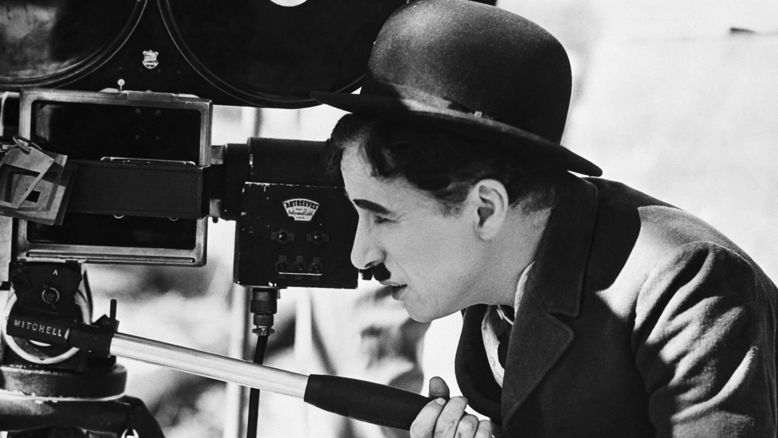 Камера стала черно белой. Чарли Чаплин 1977. Кинематограф Чарли Чаплин. Чарли Чаплин на съемках. Чарли Чаплин фото.