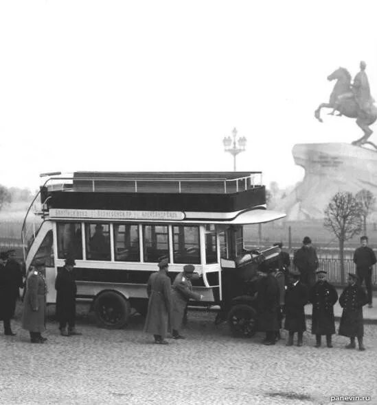 Первые автобусы спб. Автобус на Сенатской площади 1912. Омнибус 1910. Первый автобус в Москве 1907. Автобусы в Петербурге 1907 года.