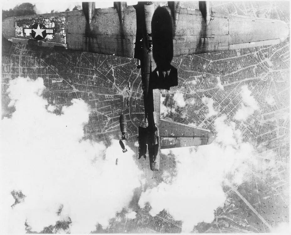 Первая бомбардировка берлина. Дб 3 бомбардировка берлина. Бомбардировка берлина в 1941 советской авиацией. Самолет бомбивший берлин. Картинка морская авиация арт.