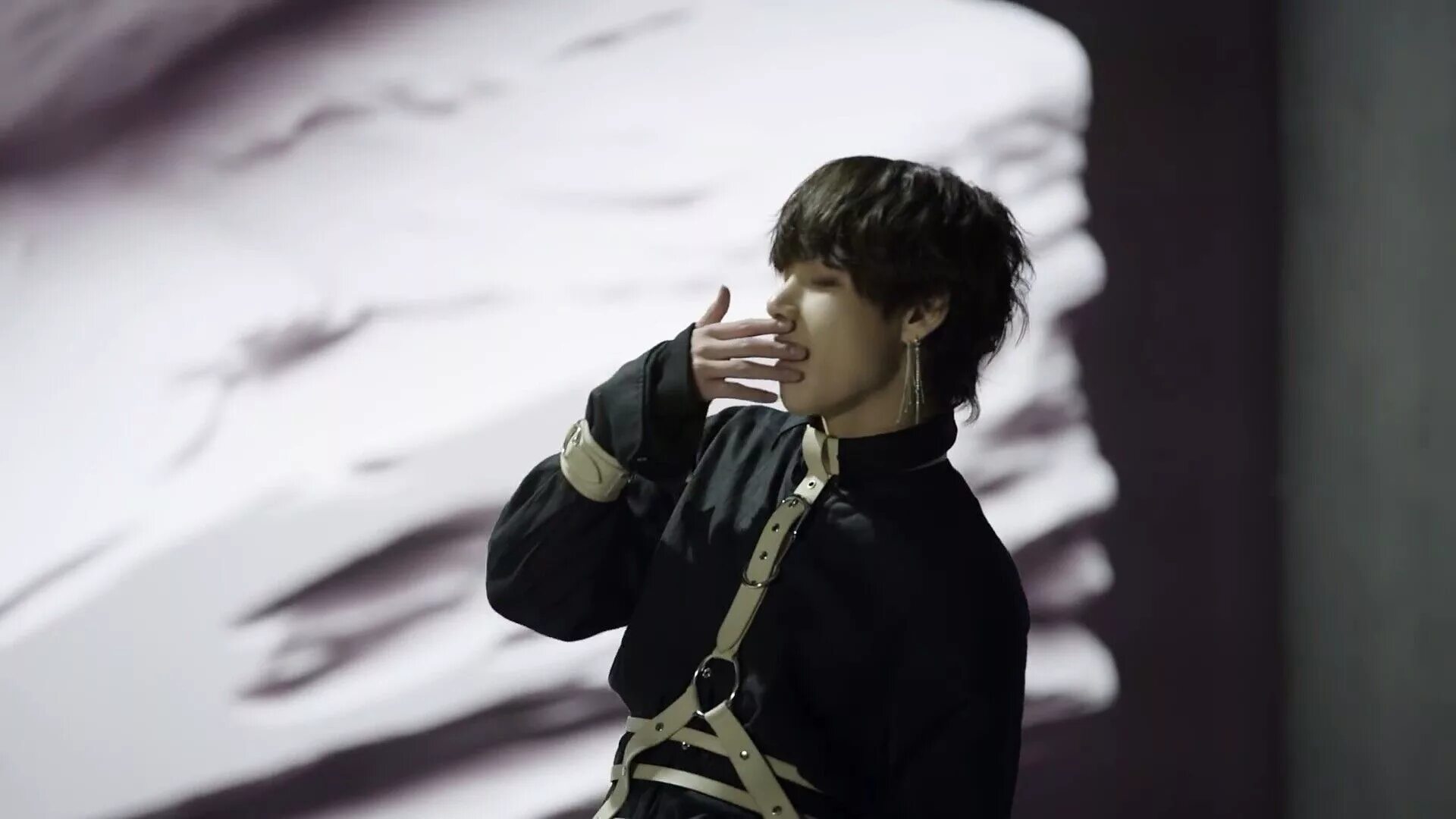 Тэхен 2021. Bts kim taehyung. Тэхен с саксофоном. Ви тэхен. Singularity bts.