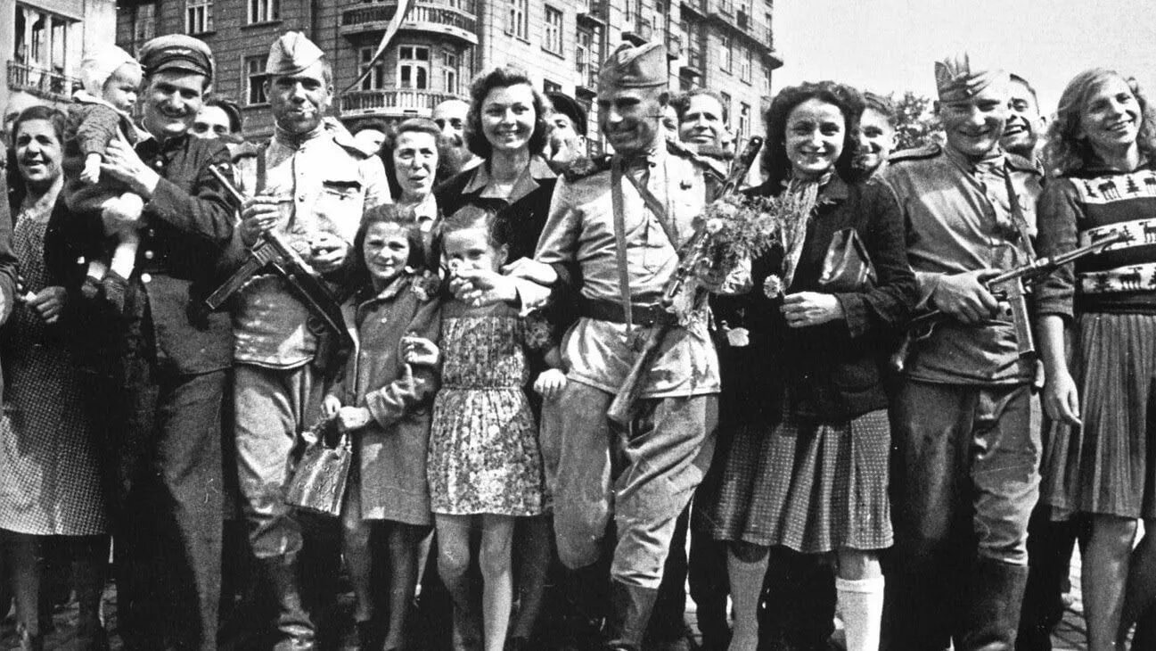 3 июля 1944 г. Освобождение Болгарии 1944 фотохроника. Освобождение Праги советскими войсками. Освобождение Вильнюса 1944. День Победы 1945 года.