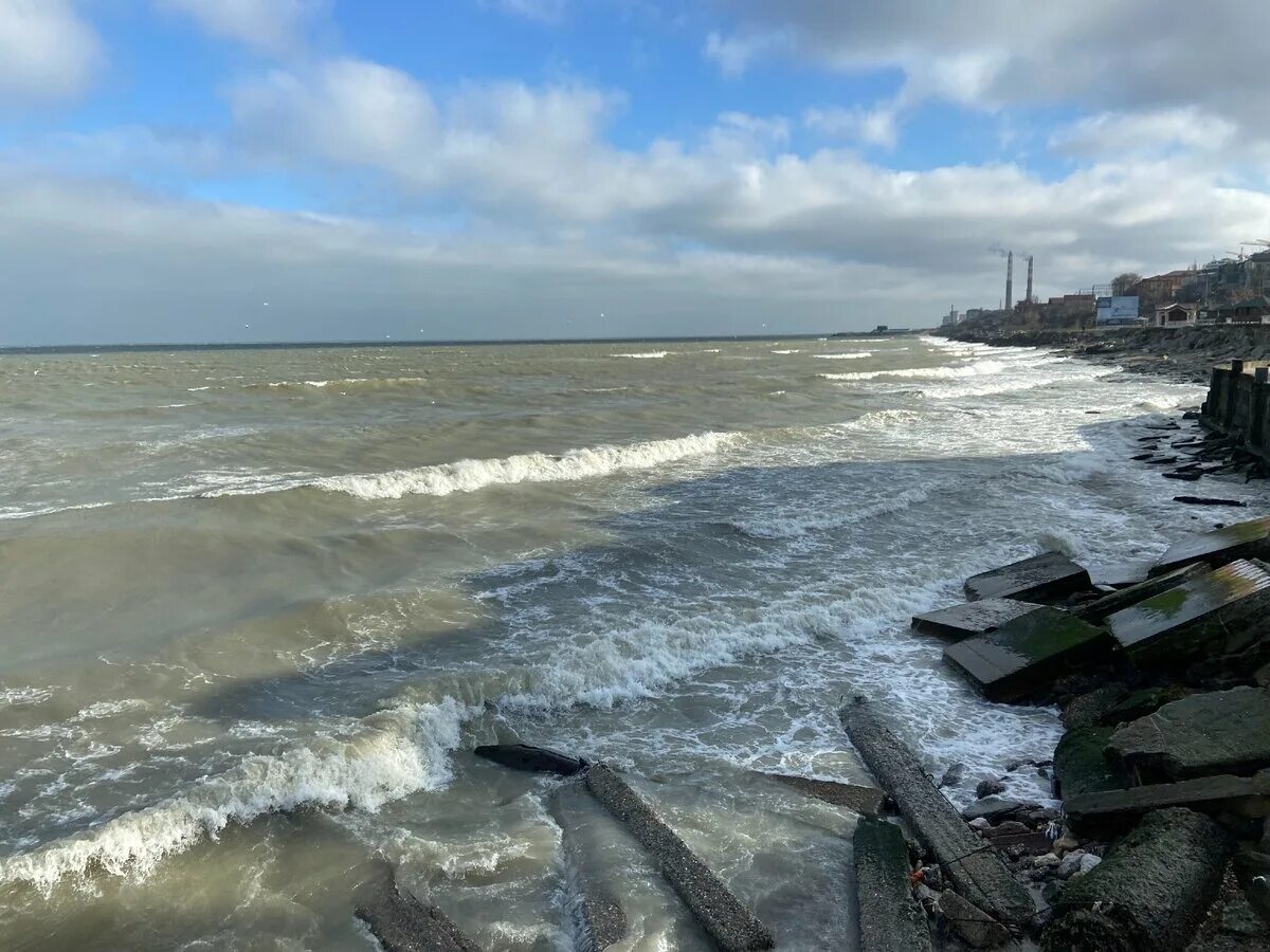 Каспийское море в июне в дагестане. Каспийское море махачкала. каспийское море махачкала пляж. махачкала берег каспийского моря. махачкала набережная каспийского моря.