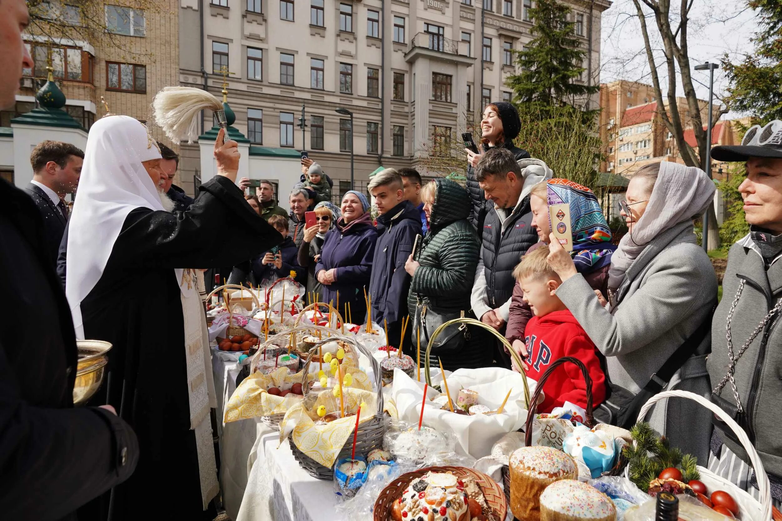 Какого числа пасха 2025 м году. Пасха храм. в канун пасхи в церкви. пасха церковь москва. пасха в москве.