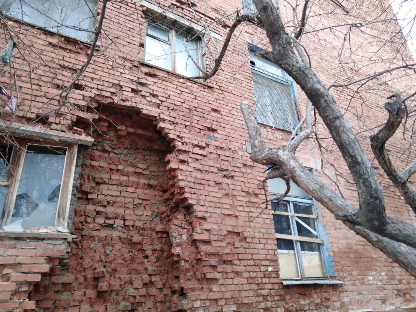 Разрушение стены здания. Разрушенные кирпичные дома. разрушенный кирпичный дом. разрушение кирпичной кладки. рушащийся кирпичный дом.