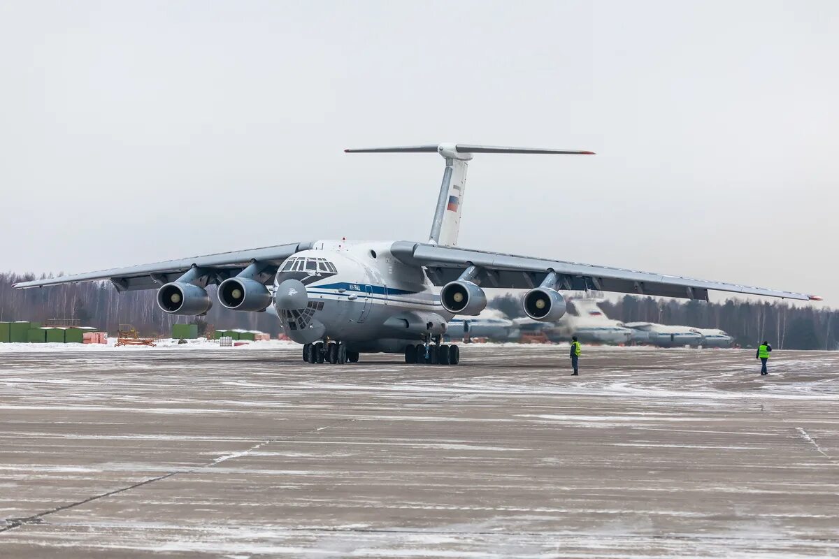 Ил 76 ВТА. Ил-76мд ВТА. Ил 76 ВТА РФ. Ил-76мд военно-транспортной авиации «Тверь». Прощание с экипажем ил 76 в твери