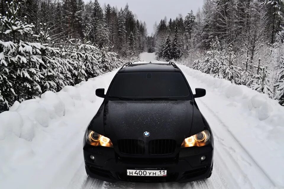 BMW e90 зимой. Чёрный тонированный БМВ х5 зимой. Тонированная БМВ е60 зимой. БМВ х6 черный зимой. Песня бмв с тонировкой мальчик прыгай