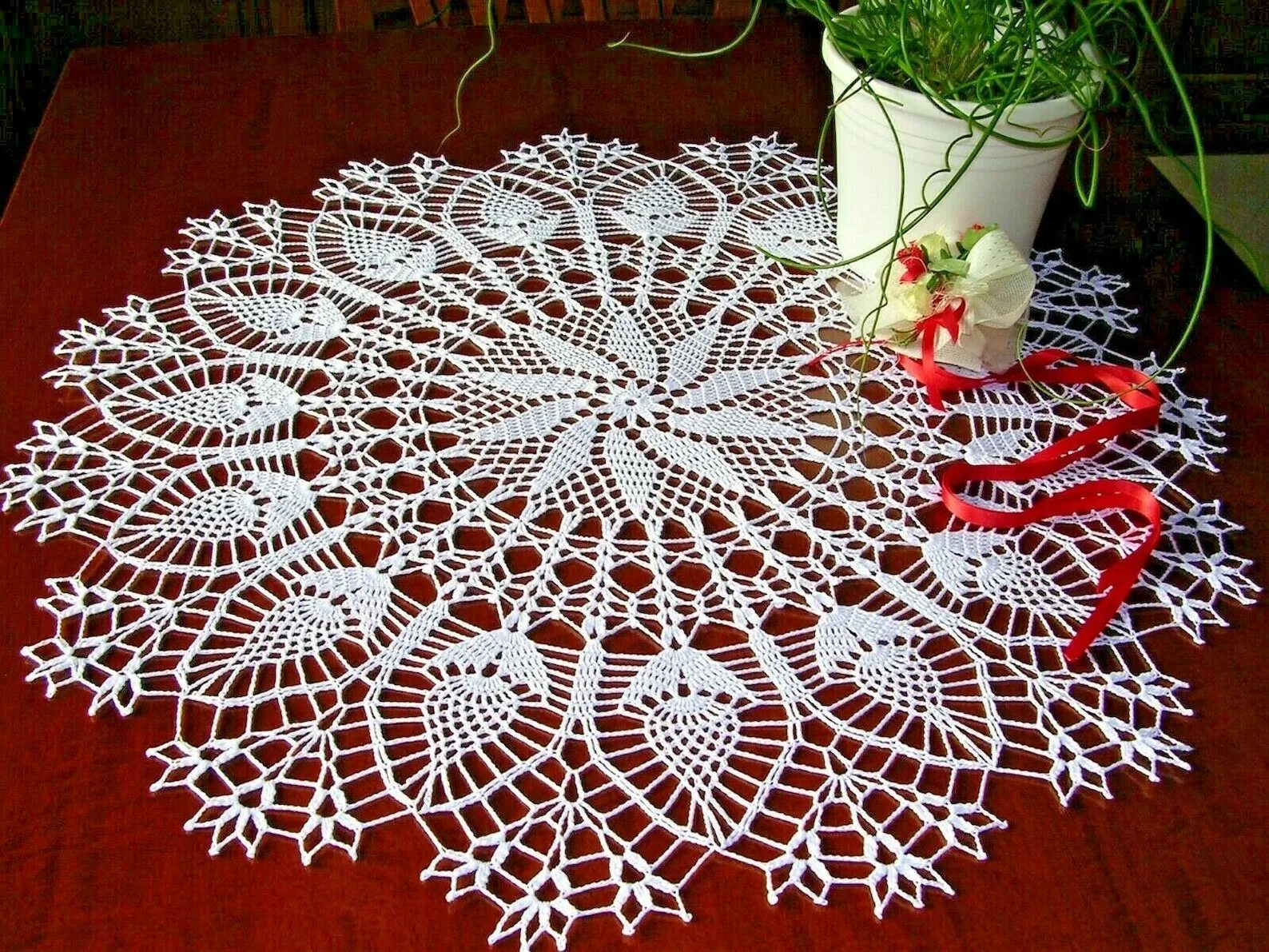 Простейшая салфетка крючком видео. Салфетка Doily. Салфетки крючком. Вязаные салфетки крючком. Ажурные салфетки крючком.