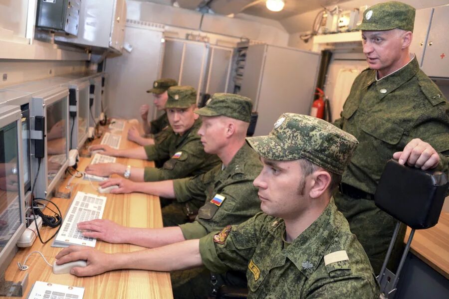 Военное обеспечение. Занятия с военнослужащими. Военный пункт управления. Занятия солдата в армии. Наблюдение за военнослужащими.