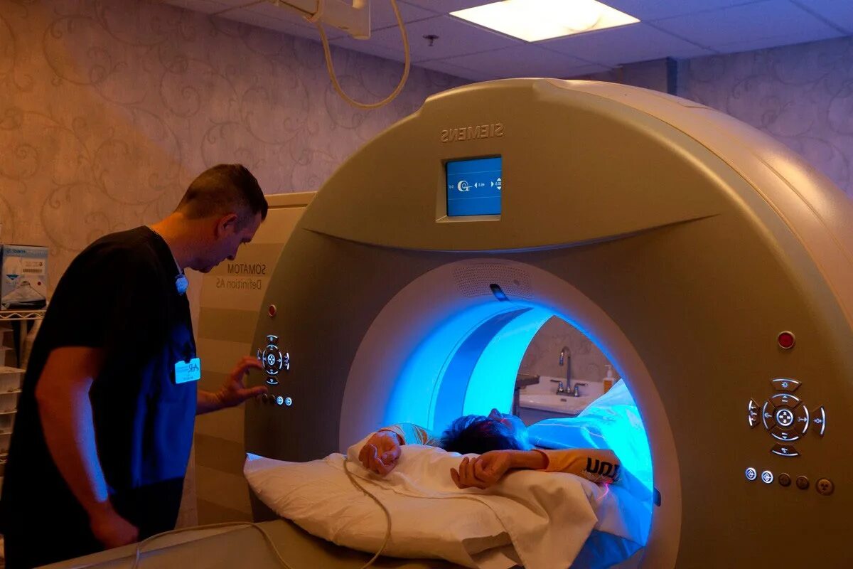 Сколько по времени процедура кт. Магнитно-резонансная томография сосудов головного мозга. Компьютерная томография головы. Мрт головного мозга. Магнито-резонансная томография головного мозга.