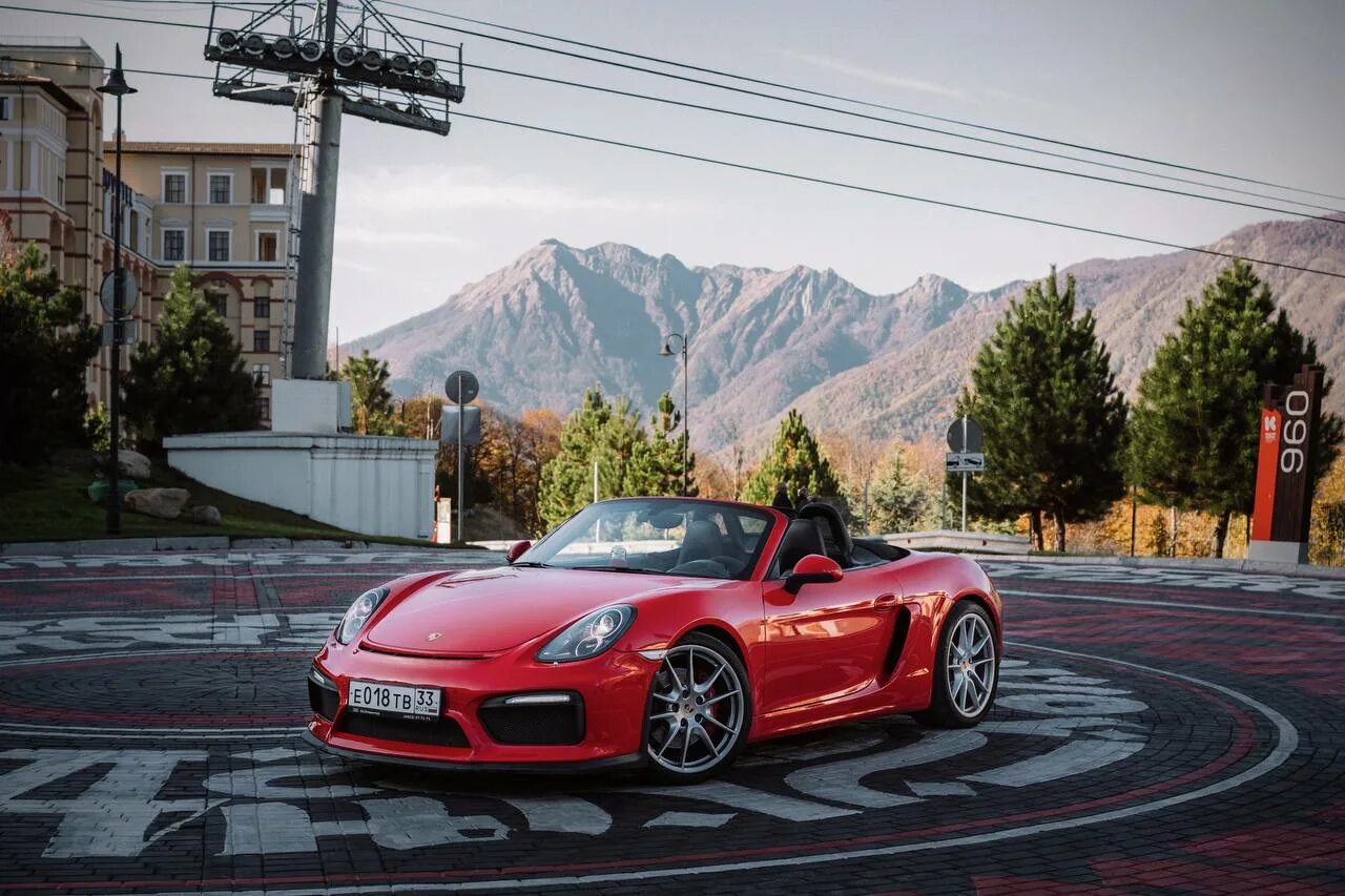 Аренда красного авто. Порше Бокстер красный. Porsche Boxster s в Сочи. Красный Бокстер Сочи. Кабриолет Сочи.