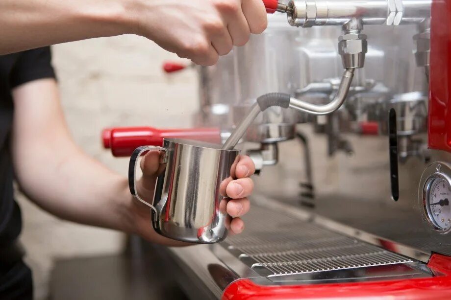 взбивание молока в кофемашине. взбить молоко паром.