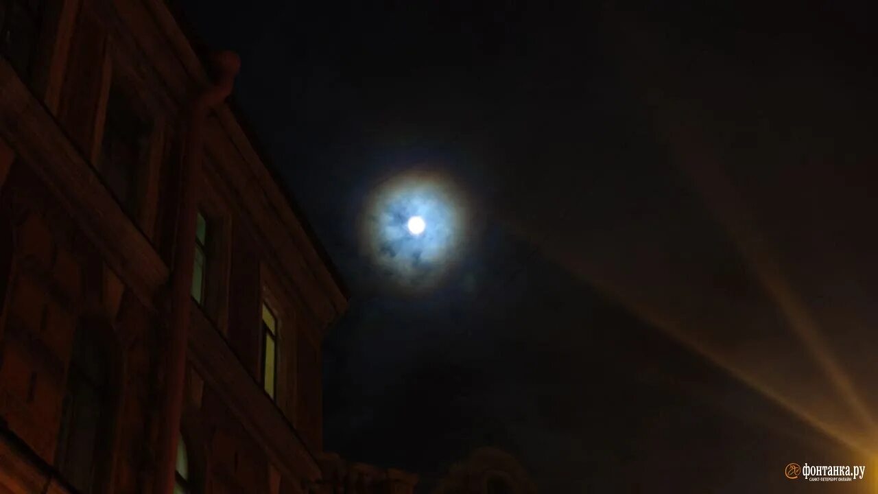 Башня гало vampire. Огненный шар в небе над петербургом лэти. лунное гало спб. огни над петербургом 1авгяста 2025. лунное гало спб 17.01.2025.