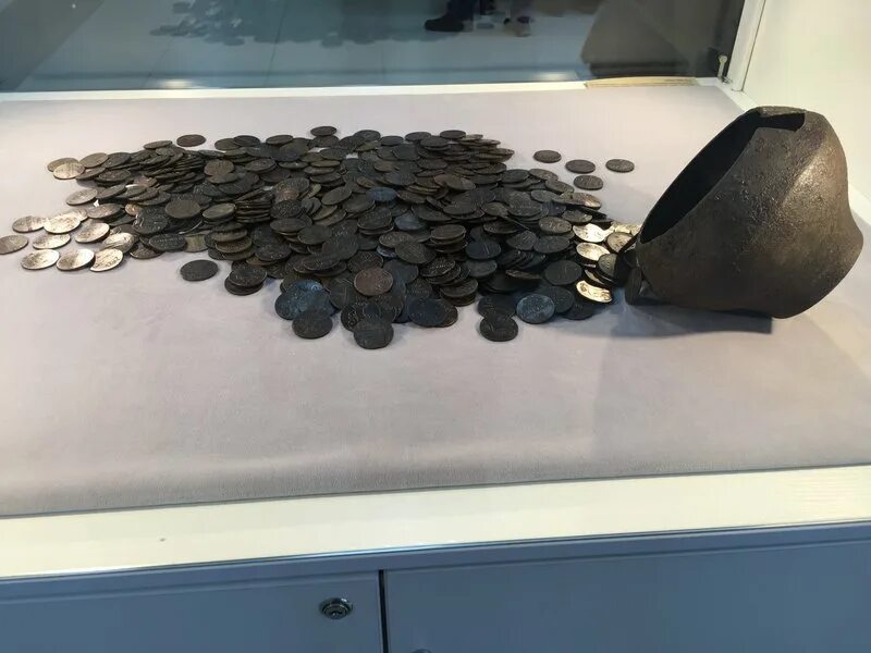 металлические деньги. железные деньги. рублей 2010 ммд. погоны монетный двор. деньги монеты.