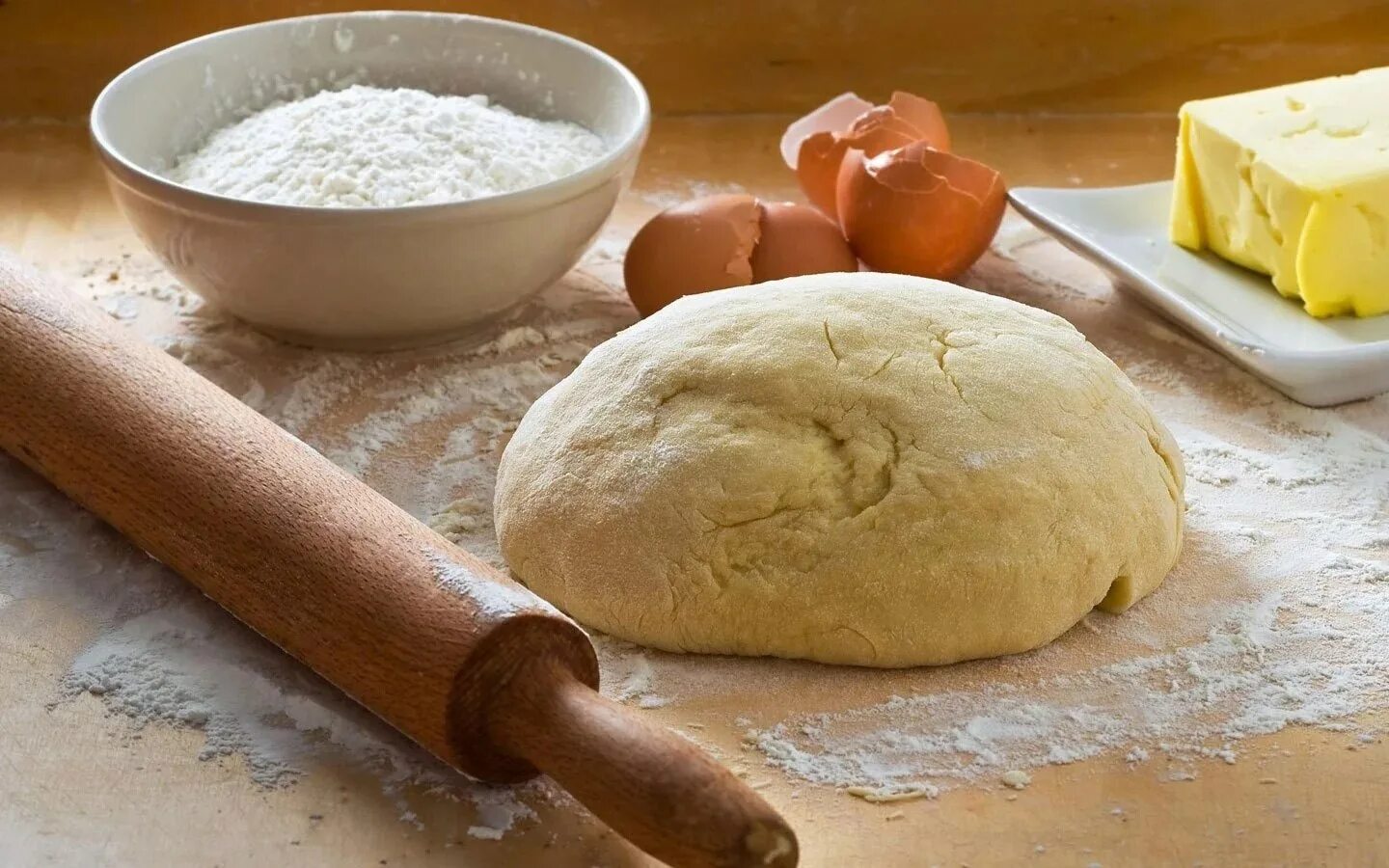 Тесто можно держать в. Дрожжевое безопарное тесто. Хлебное тесто. Тесто для хлеба. Замешенное тесто.