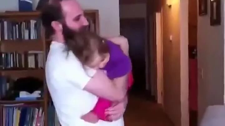 смешные высказывания детей. мужчина держит новорожденного. увидела у папы. стихотворение девочка плачет. увидела у папы.