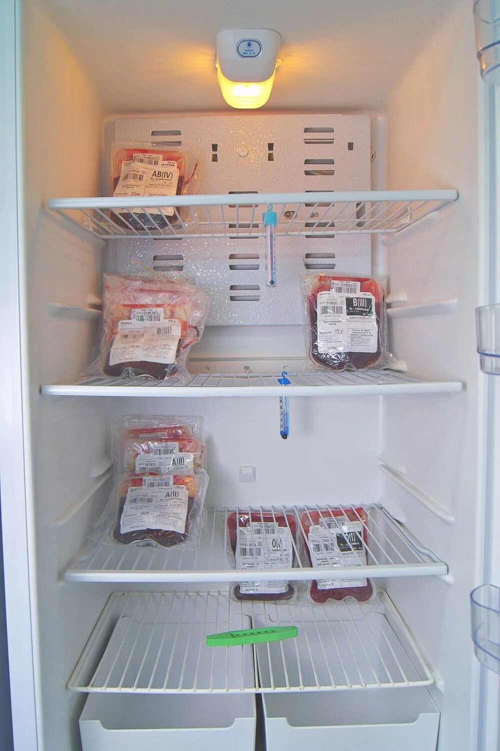 Сколько хранить кровь в холодильнике. Хранение плазмы крови. Холодильник для хранения переливаемой крови. Хранение крови для переливания. Хранение донорской крови в холодильнике.