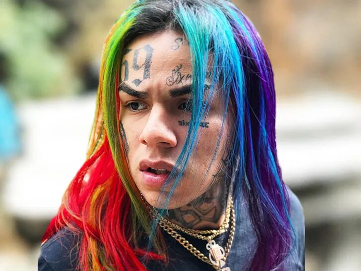 Поцелуй в постели. 6ix9ine. 6ix9ine. Красивые девушки в позе 69. Отжимания с партнером.