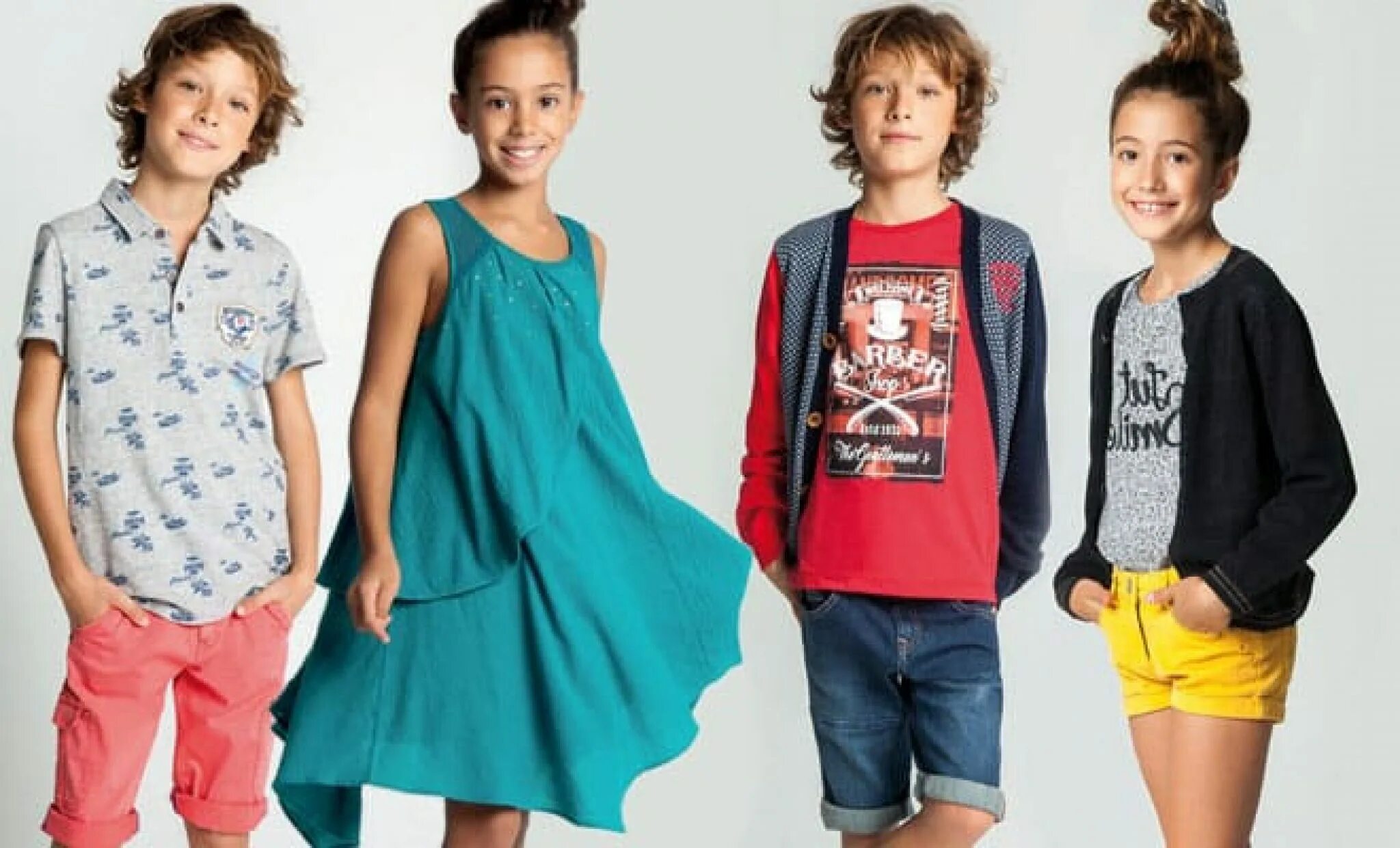 Стиляжки одежда для детей. Стильная детская одежда. Фотосессия в джинсах и белой кофте семейная. Детская одежда премиум. Модные дети.