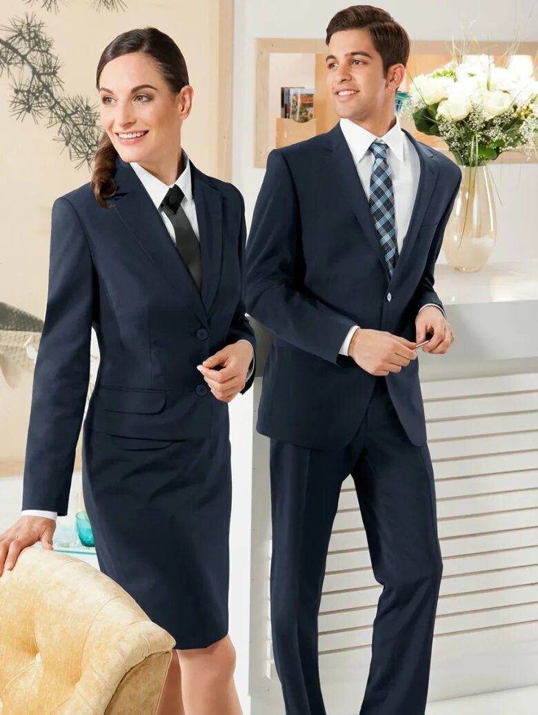 Деловая одежда. Мужчина и женщина в деловых костюмах. Форма администратора отеля. Деловая одежда мужчина и женщина.